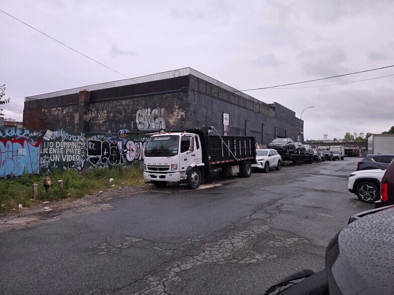 335 Moffat St, Brooklyn, NY à vendre - Photo du bâtiment - Image 2 de 16