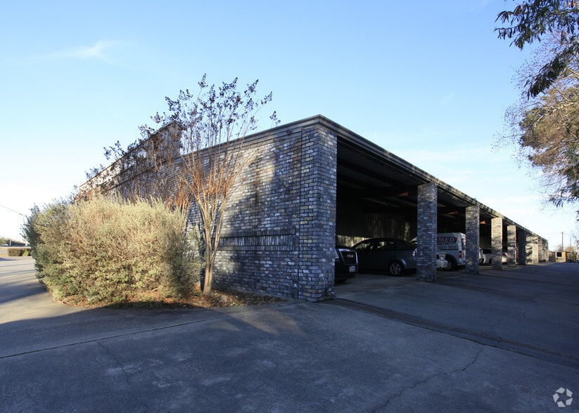 8900 Emmett F Lowry Expy, Texas City, TX for lease - Building Photo - Image 3 of 6