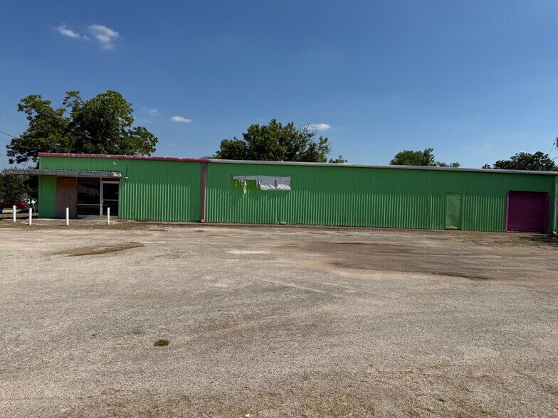 201 W 2nd Ave, Nixon, TX à vendre - Photo du bâtiment - Image 2 de 14