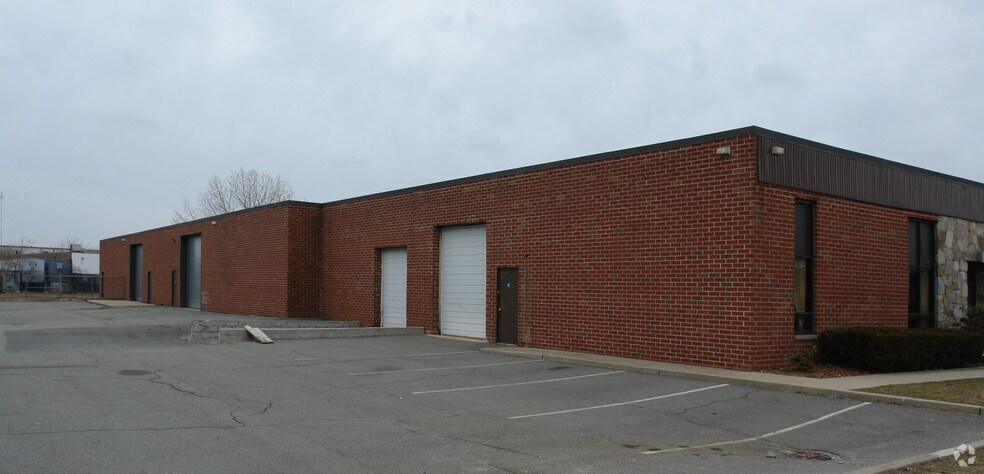 87 E Jefryn Blvd, Deer Park, NY à louer - Photo du bâtiment - Image 3 de 7