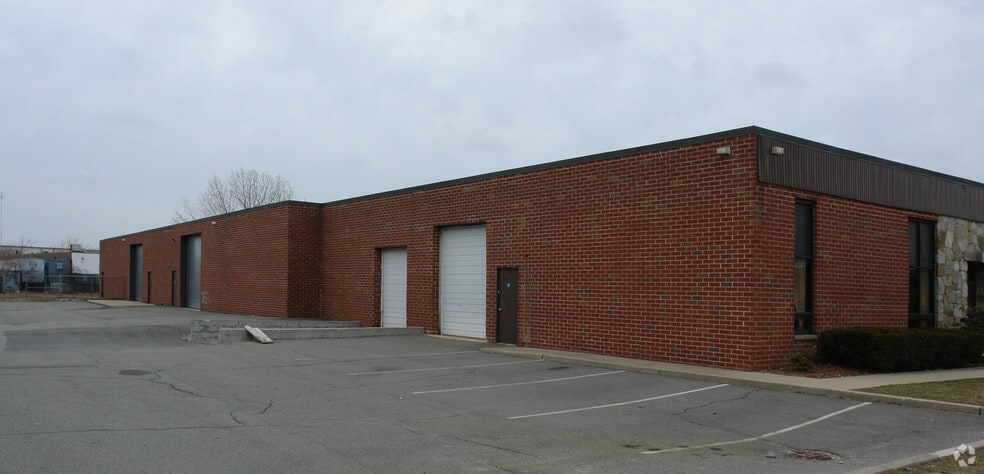87 E Jefryn Blvd, Deer Park, NY à louer - Photo du bâtiment - Image 3 de 7