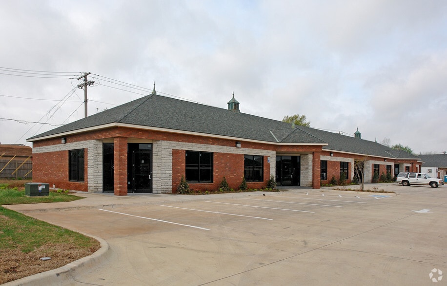 841 S Kelly Ave, Edmond, OK à vendre - Photo du bâtiment - Image 2 de 8