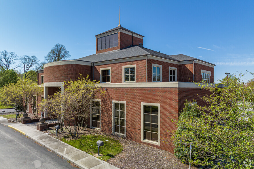 2060 Fort Henry Dr, Kingsport, TN à vendre - Photo du bâtiment - Image 3 de 11