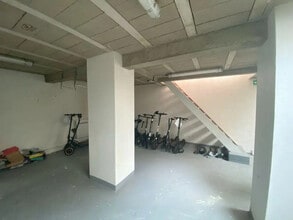 Retail in Paris for lease Interior Photo- Image 1 of 2