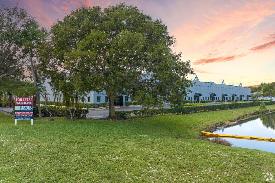 5101-5181 NW 108th Ave, Sunrise, FL à louer - Photo du bâtiment - Image 2 de 13