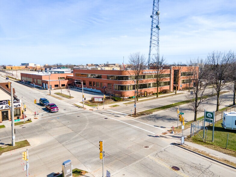 620 S 76th St, Milwaukee, WI à louer - Photo du bâtiment - Image 3 de 14