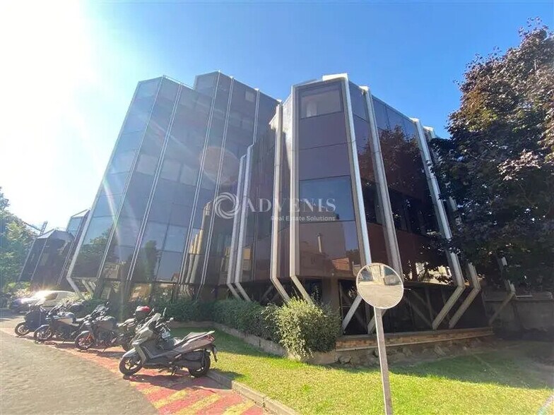 Office in Malakoff for lease - Building Photo - Image 2 of 12