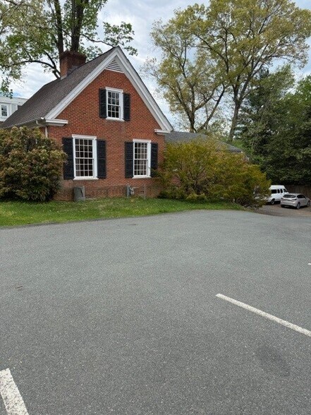 1147 Rose Hill Dr, Charlottesville, VA à vendre - Photo du bâtiment - Image 3 de 14
