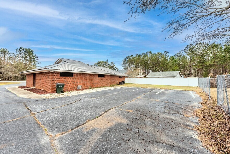 706 W Barnard St, Glennville, GA à vendre - Photo du bâtiment - Image 3 de 40