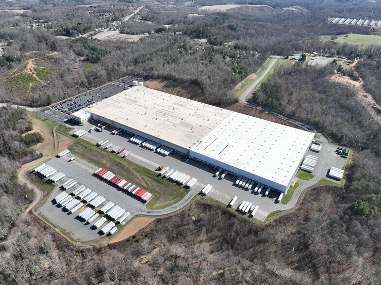 1000 PVH Quality Way, Jonesville, NC à louer - Photo du bâtiment - Image 2 de 3