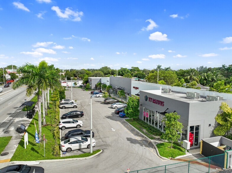 4250 W Hallandale Beach Blvd, Pembroke Park, FL à vendre - Photo du bâtiment - Image 3 de 23