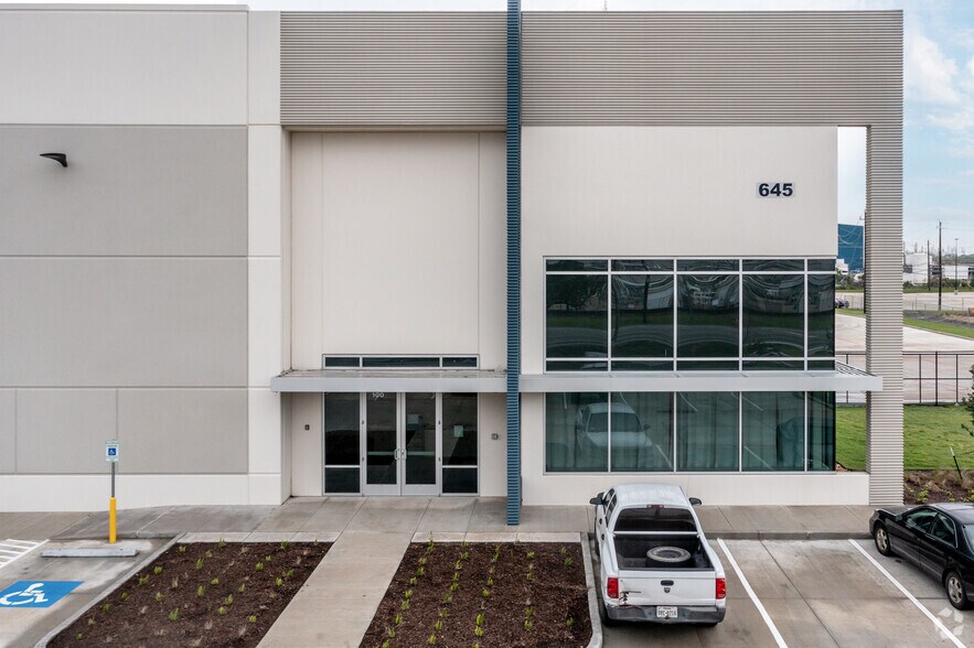 645 Independence Pky, Deer Park, TX à louer - Photo du bâtiment - Image 2 de 5