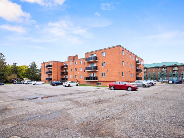 165 Colborne Ave, Richmond Hill, ON à vendre - Photo du bâtiment - Image 3 de 12