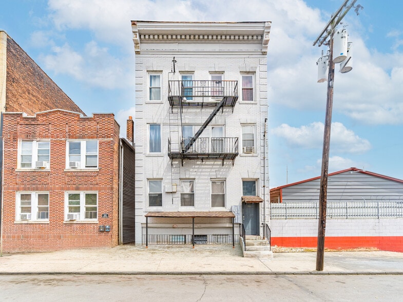 Multifamily | 5 Properties | 31 Units portfolio of 5 properties for sale on LoopNet.ca - Building Photo - Image 3 of 5