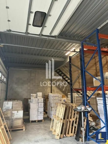 Flex in Roquebrune-sur-Argens for lease - Interior Photo - Image 2 of 8