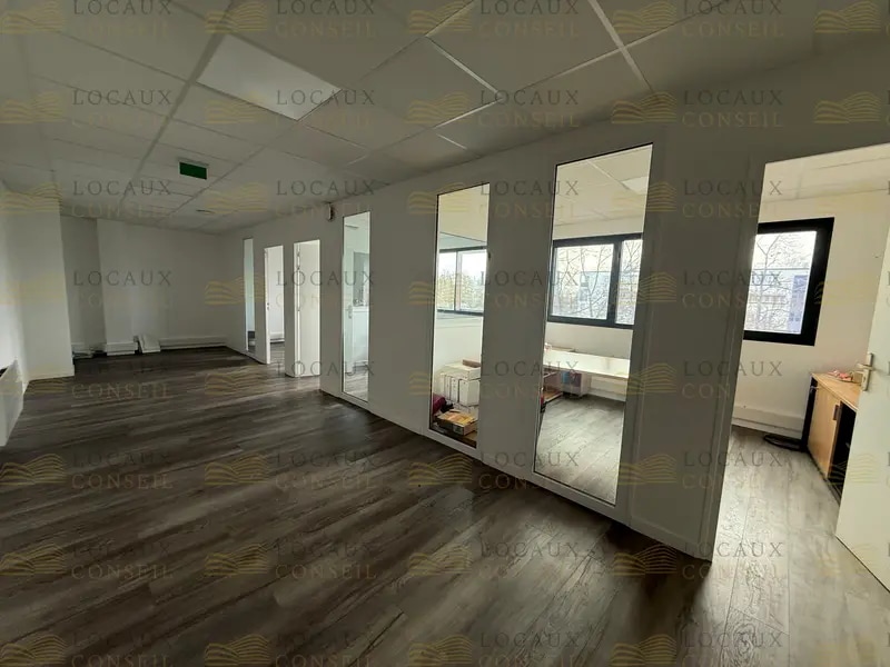 Flex in Cergy for lease Interior Photo- Image 1 of 4