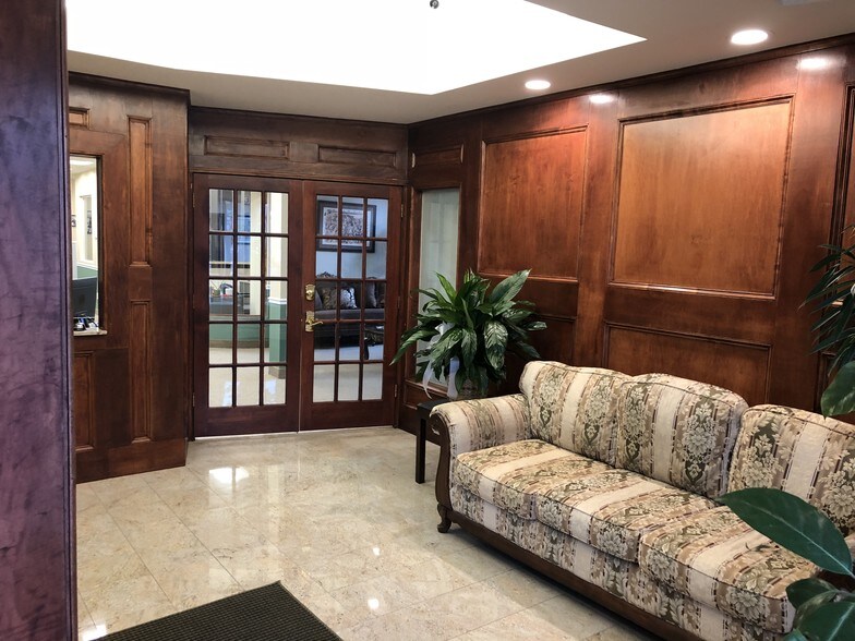 51 E Main St, Smithtown, NY à louer - Hall d’entrée - Image 2 de 4