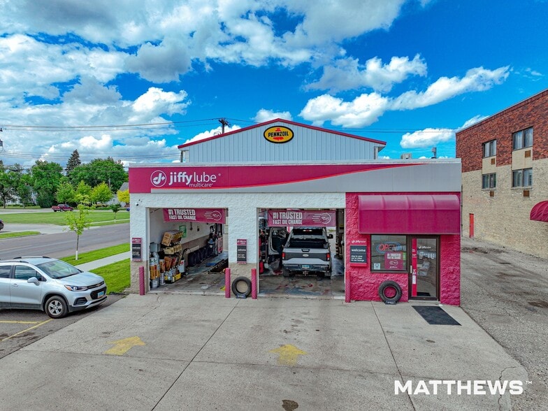 Quick Lube & Car Wash Portfolio portfolio of 4 properties for sale on LoopNet.ca - Building Photo - Image 3 of 5