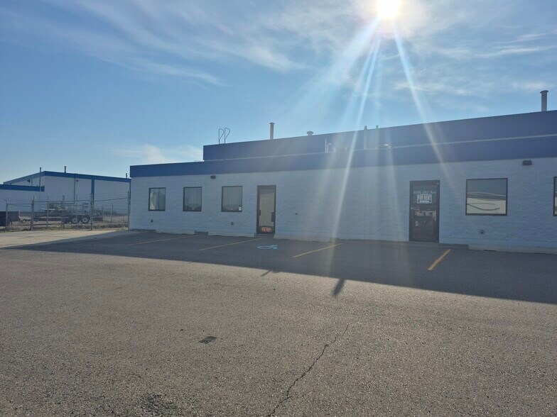 8101 102 Ave, Peace River, AB à louer - Photo du bâtiment - Image 2 de 20