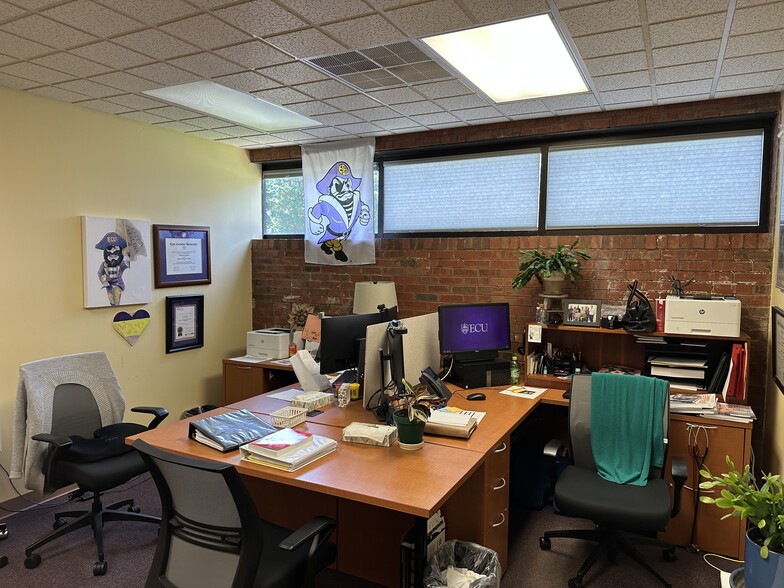 2303 Executive Cir, Greenville, NC for sale - Building Photo - Image 3 of 11