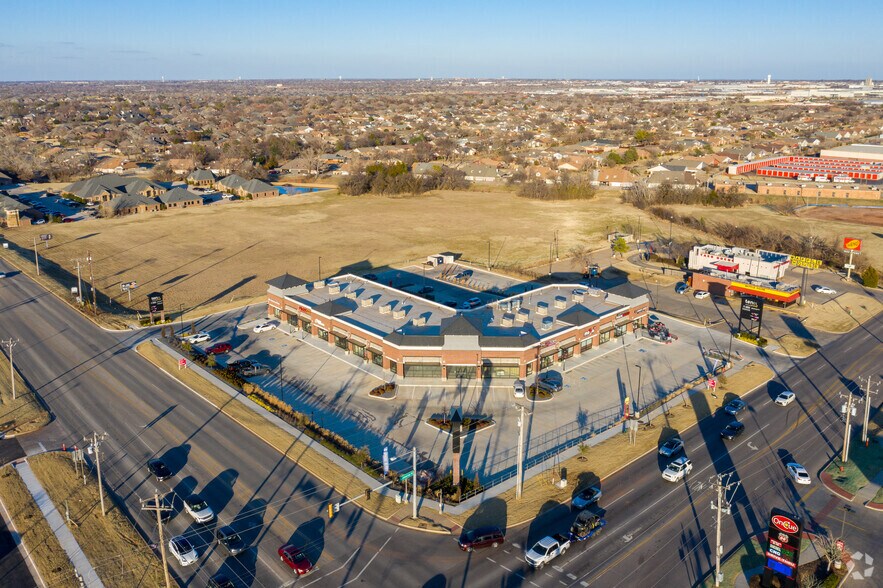 1001 W Memorial Rd, Oklahoma City, OK à louer - Photo du bâtiment - Image 2 de 4