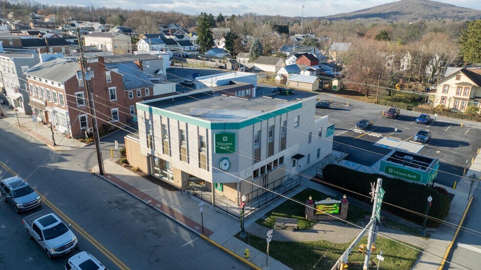 4 S Baltimore St, Dillsburg, PA à louer - Photo du bâtiment - Image 2 de 11