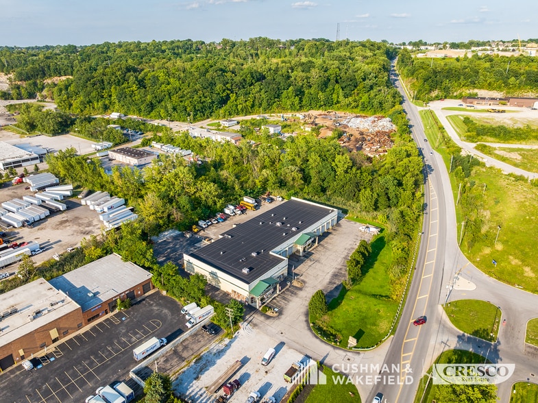 7941-7951 Granger Rd, Valley View, OH for lease - Building Photo - Image 3 of 15