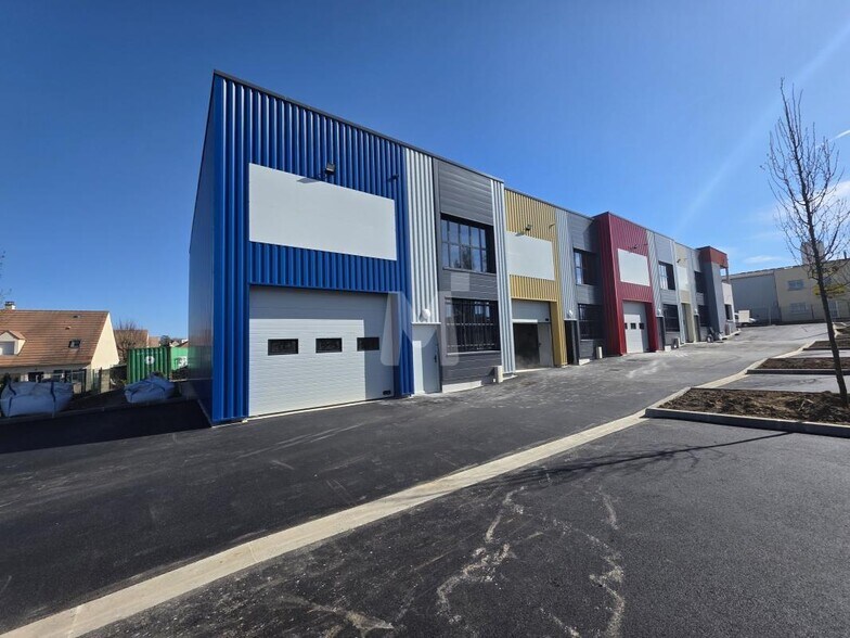 Office in Ormoy for lease - Building Photo - Image 1 of 9
