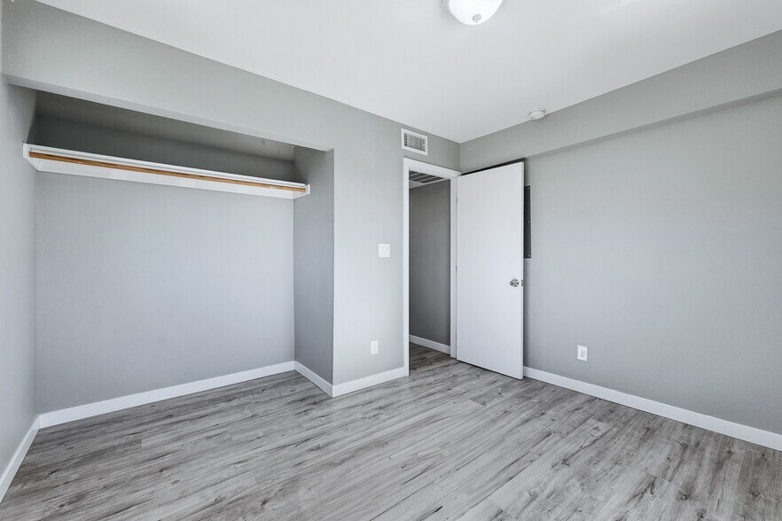 521 Calcaterra Cir, Las Vegas, NV à vendre - Photo du bâtiment - Image 3 de 52