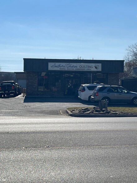 1847 University Dr NW, Huntsville, AL à louer - Photo du bâtiment - Image 2 de 3