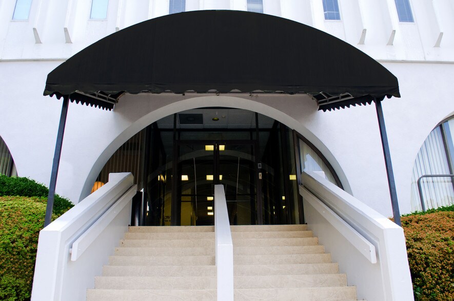 3300 Buckeye Rd, Atlanta, GA à louer - Photo du bâtiment - Image 3 de 6