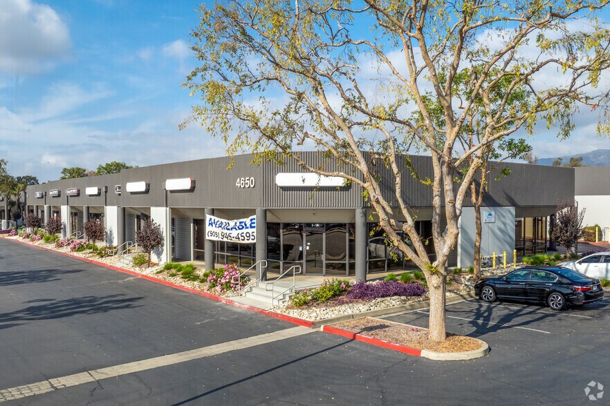 4650 Arrow Hwy, Montclair, CA à louer - Photo du bâtiment - Image 2 de 9