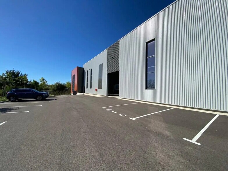 Bureau dans Saint-Quentin-Fallavier à louer - Photo du bâtiment - Image 3 de 8