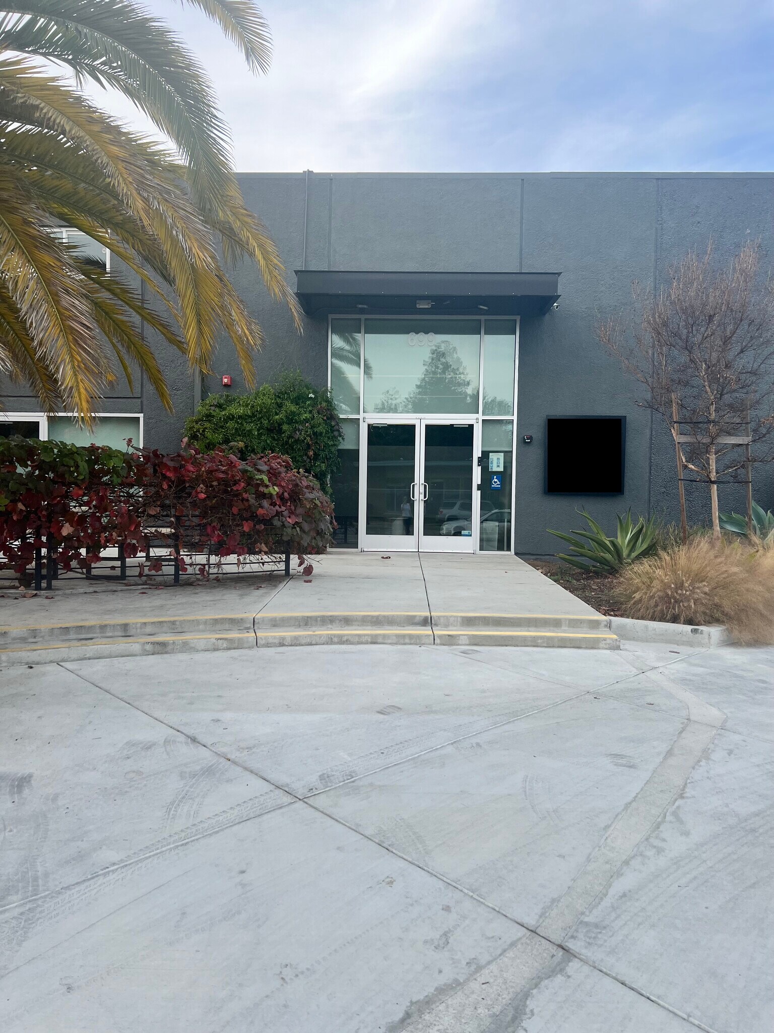 693-699 Veterans Blvd, Redwood City, CA à vendre Photo du bâtiment- Image 1 de 1