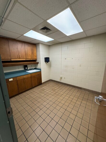 407 N Salem Ave, Sumter, SC for lease - Interior Photo - Image 2 of 30