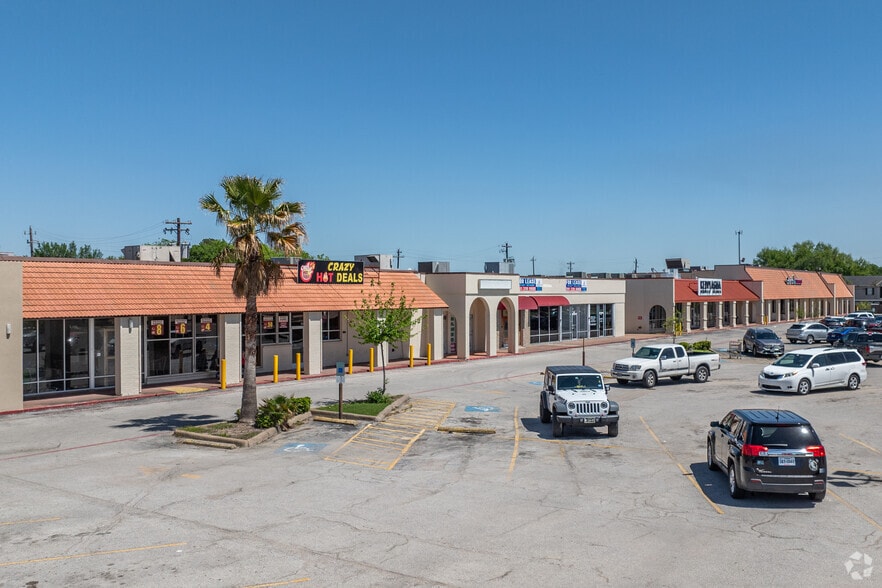 2211-2225 Southmore Ave, Pasadena, TX for lease - Building Photo - Image 2 of 25
