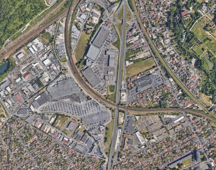 Retail in Montgeron for sale - Aerial - Image 3 of 4