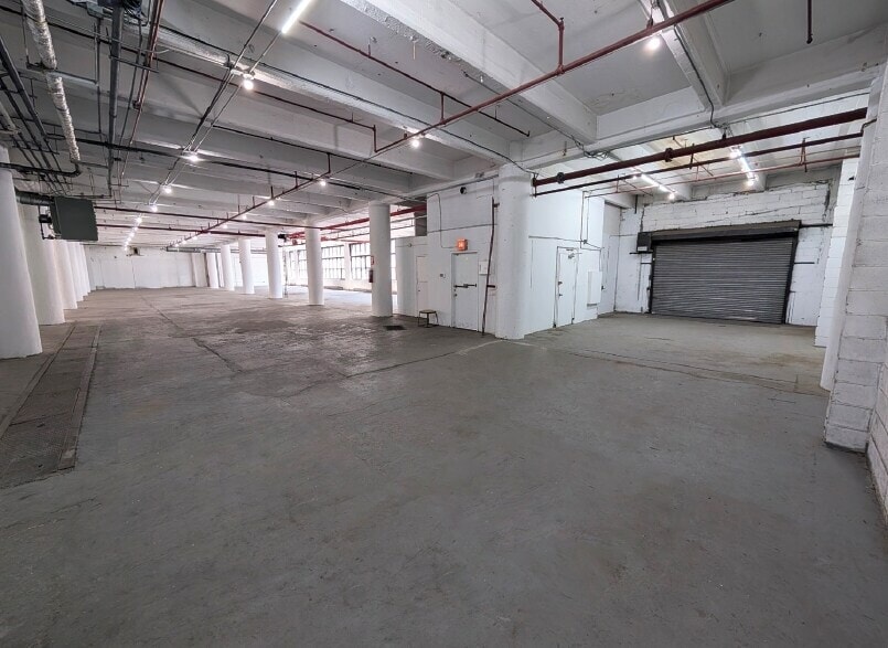 47-32 Austell Pl, Long Island City, NY for lease - Building Photo - Image 3 of 8