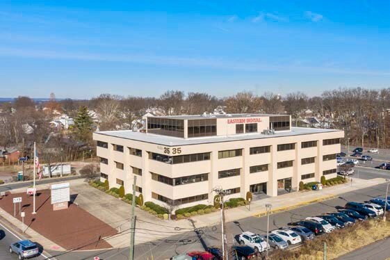 1030 Saint Georges Ave, Avenel, NJ à louer - Photo du bâtiment - Image 2 de 17