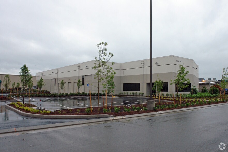 4225 NE 161st Ave, Portland, OR for lease - Primary Photo - Image 2 of 8