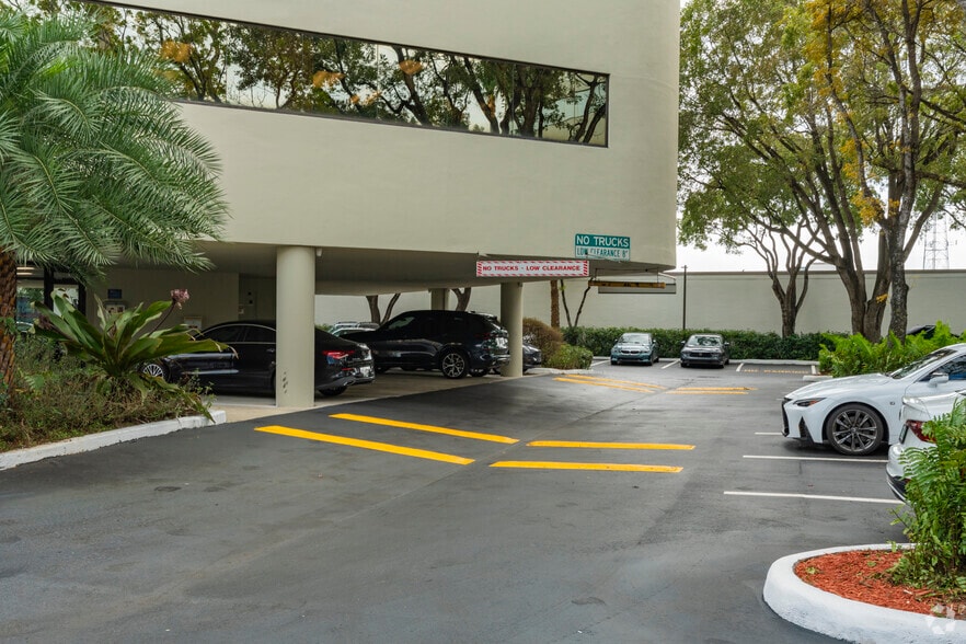 1620 W Oakland Park Blvd, Fort Lauderdale, FL à louer - Photo du bâtiment - Image 3 de 6