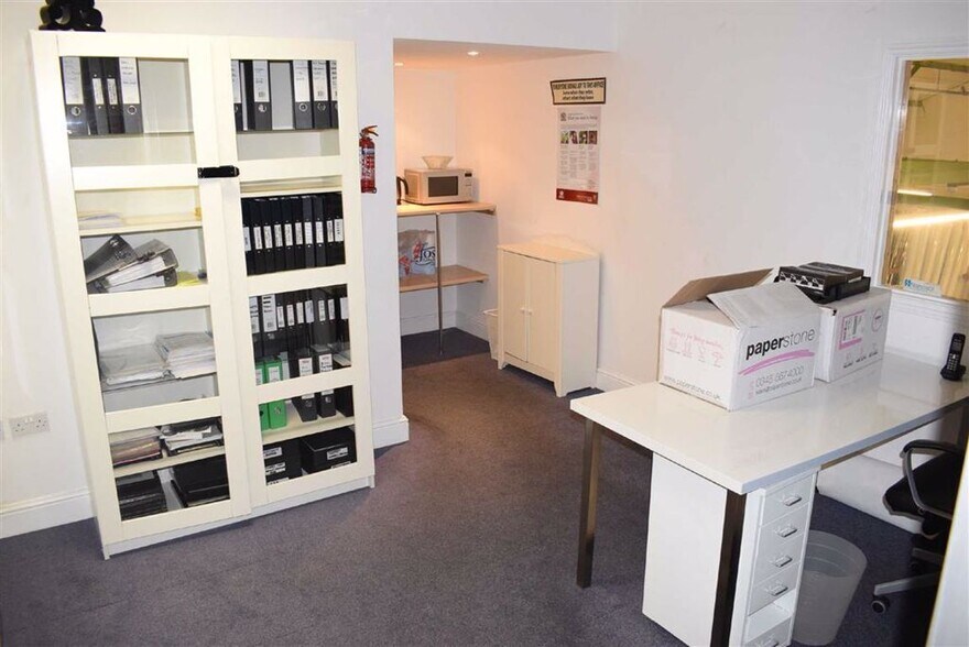 Lenthall Rd, Loughton à louer - Photo du bâtiment - Image 3 de 5