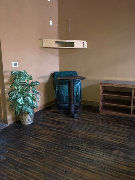 104 N Market St, Gallatin, MO for sale - Interior Photo - Image 3 of 15