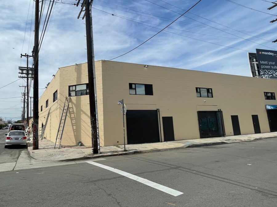 1025 E 18th St, Los Angeles, CA à louer Photo du bâtiment- Image 1 de 11
