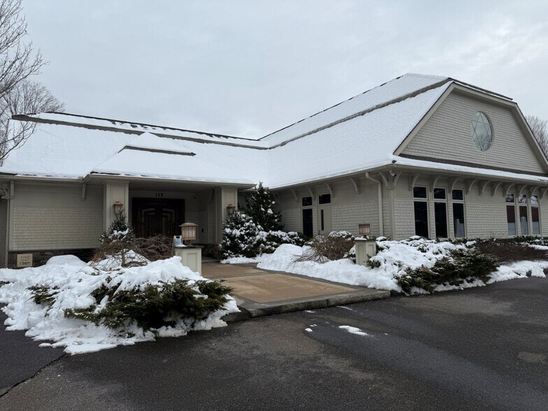 115 Huntingtown Rd, Newtown, CT à louer - Photo du bâtiment - Image 2 de 3