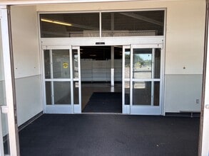 6920-6930 W Kellogg Dr, Wichita, KS for lease Lobby- Image 2 of 25