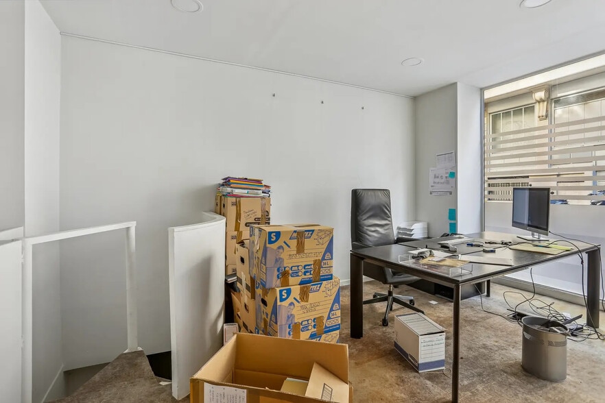 70 Rue Lamarck, Paris for sale - Interior Photo - Image 3 of 14