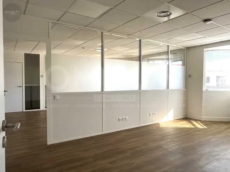Office in Lyon for lease - Interior Photo - Image 2 of 20