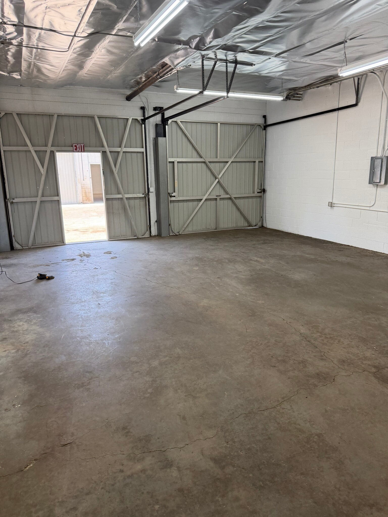 14754 Calvert St, Van Nuys, CA for lease Interior Photo- Image 1 of 2