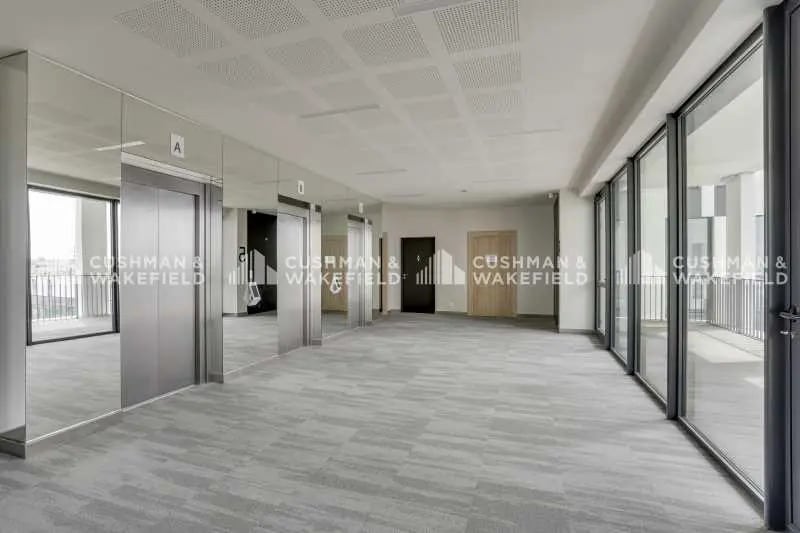 5 Rue Simone Veil, Vénissieux for lease Interior Photo- Image 1 of 5